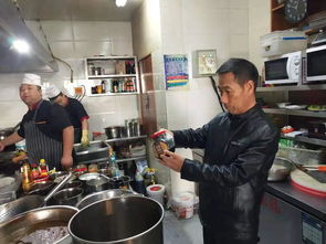 规范餐饮服务助推首府三城同创——市区两级市场监管局联合检查回民区餐饮单位